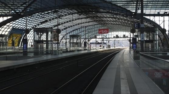 Almanya'da toplu ta��ma durma noktas�na geldi! 100 bin i��i grevde, ula��m fel�