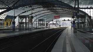 Almanya'da toplu ta��ma durma noktas�na geldi! 100 bin i��i grevde, ula��m fel�