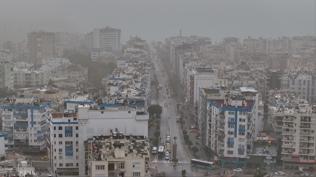 Antalya'da toz ta��n�m�: G�r�� mesafesini d���rd�