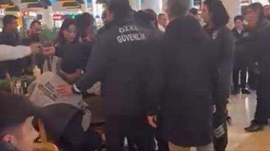 AVM'de sandalyeler havada uçuştu: Güvenlik görevlisi bıçaklandı