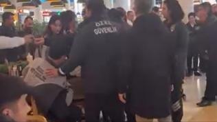 AVM'de sandalyeler havada uçuştu: Güvenlik görevlisi bıçaklandı