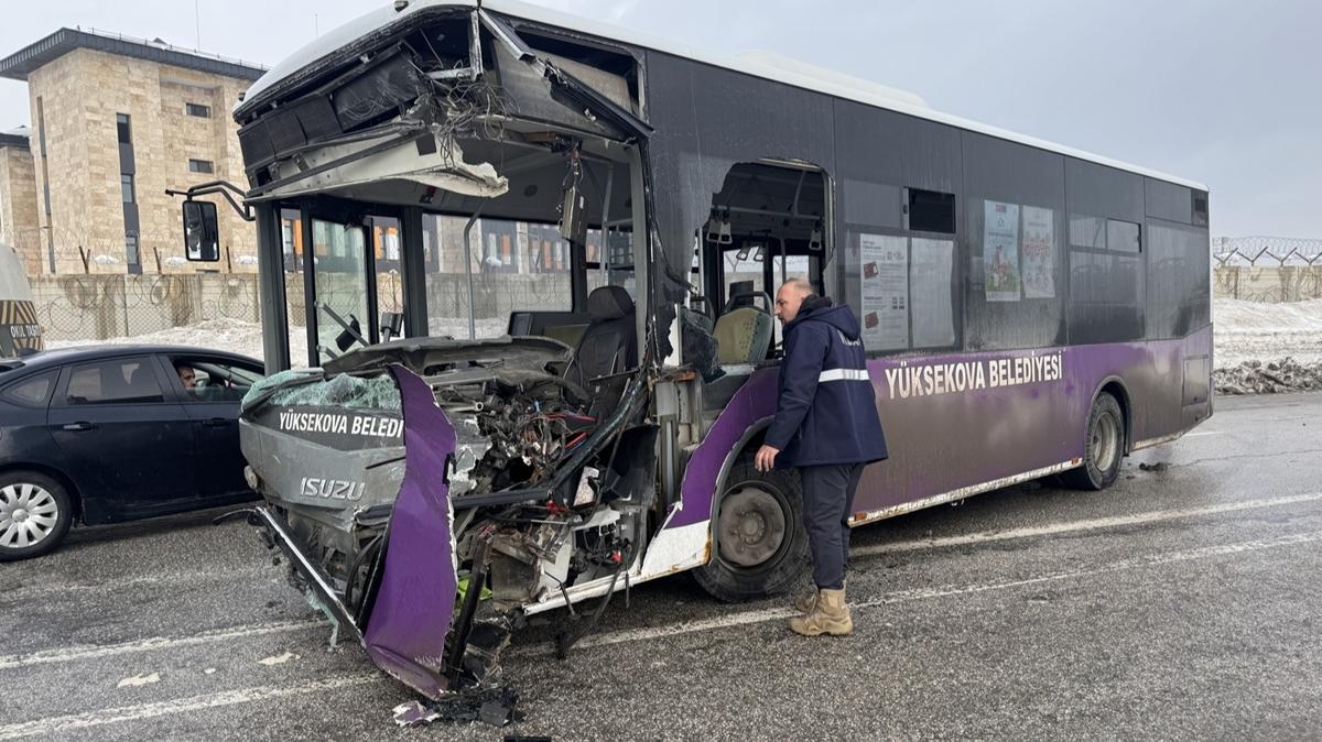 Hakkari'de kaza: 18 ki�i yaraland�