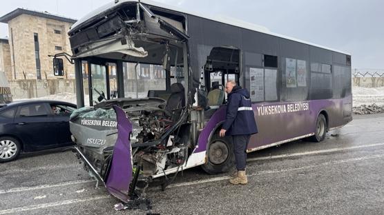 Hakkari'de kaza: 18 ki�i yaraland�