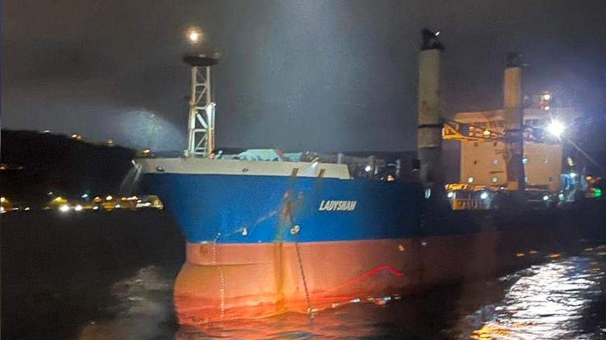 �stanbul Bo�az�'nda ar�za alarm�... S�r�klenen gemi kurtar�ld�