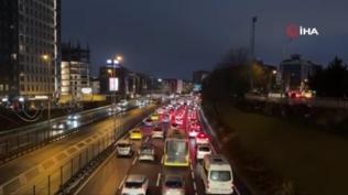 Okullar a��ld�: �stanbul'da trafik fel�