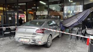 Kontrolden ��kan otomobil AVM'ye dald�: 3 metre y�kseklikten d��t�