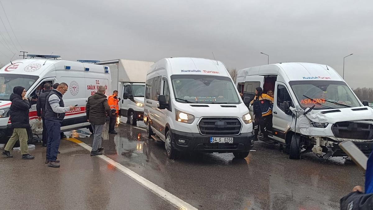 Sakarya'da ambulans ile i��i servisi �arp��t�: 11 ki�i yaraland�