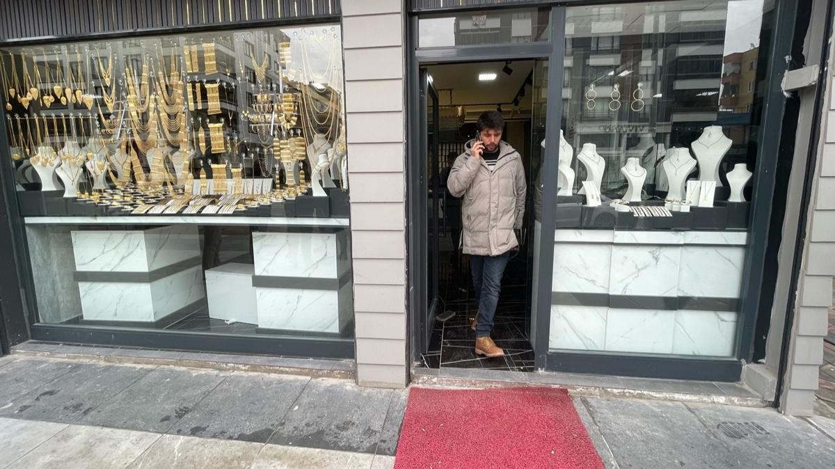 �anl�urfa'da kuyumcuda silahl� soygun: �zinli olan polis yaraland�