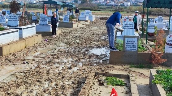Sel mezarl��� vurdu! Mezar yerleri kar��t�, kabirler ��kt�