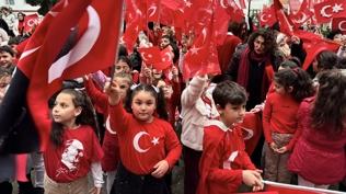 Okullar T�rk bayra��yla donat�ld�