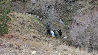 Ya�l� adam�n kesik ba�� ormanda bulundu