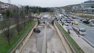 Ters yönden geldi dehşet saçtı! İstanbul'da araç dereye uçtu