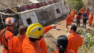 Brezilya'da otob�s devrildi: 16 �l�