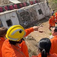 Brezilya'da otob�s devrildi: 16 �l�