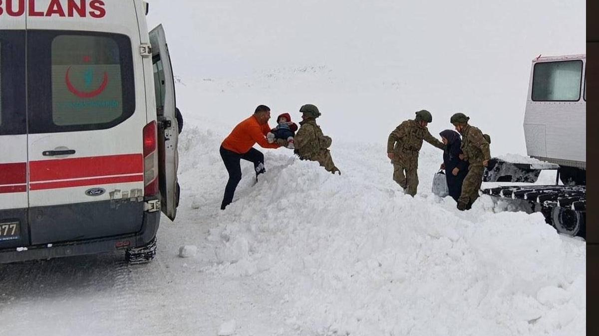 Karda mahsur kalan hasta �ocuklara Mehmet�ik yeti�ti