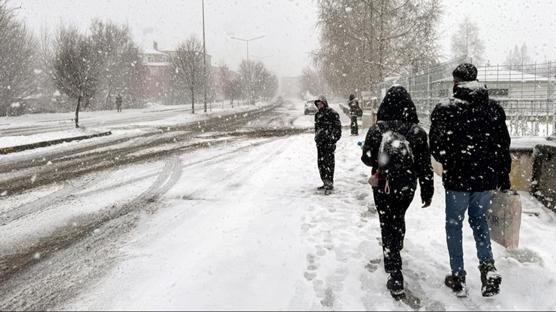 ��rencilerin iste�ini geri �evirmedi: Olumsuz hava ko�ulu nedeniyle e�itime bir g�n ara