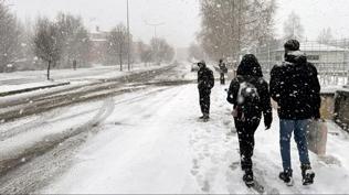 ��rencilerin iste�ini geri �evirmedi: Olumsuz hava ko�ulu nedeniyle e�itime bir g�n ara