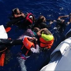 Yunanistan'da feci kaza: 14 d�zensiz g��men hayat�n� kaybetti