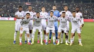 Be�ikta�'ta yeni transfer Yasin �zcan siyah-beyazl� formayla tan��t�