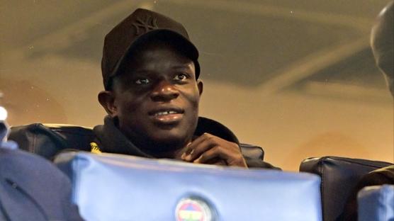 Fenerbah�e'nin yeni transferleri Kante ve Cherif ma�� trib�nden takip etti