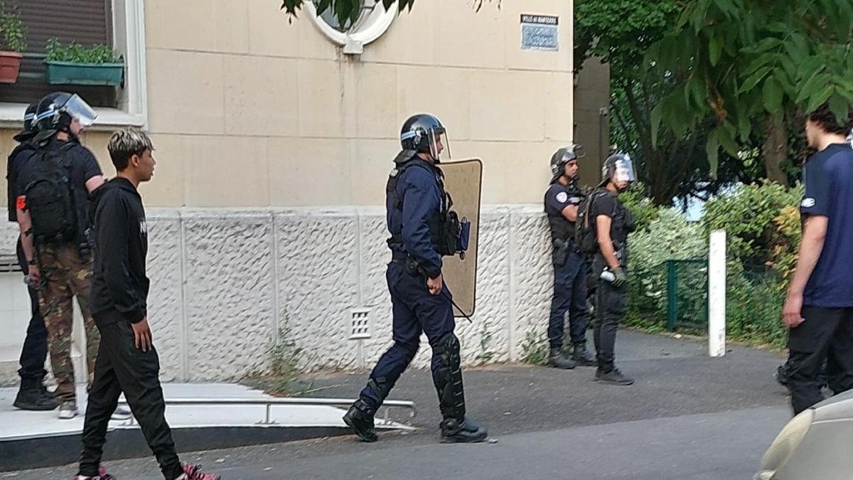 Fransa'y� sarsan okul sald�r�s�! ��retmenini defalarca b��aklad�