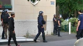 Fransa'y� sarsan okul sald�r�s�! ��retmenini defalarca b��aklad�