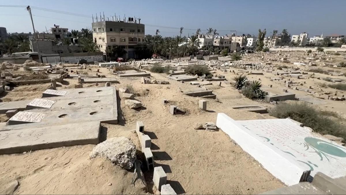 �srail'in Gazze'deki mezarl��� buldozerlerle tahrip etti�i ortaya ��kt�