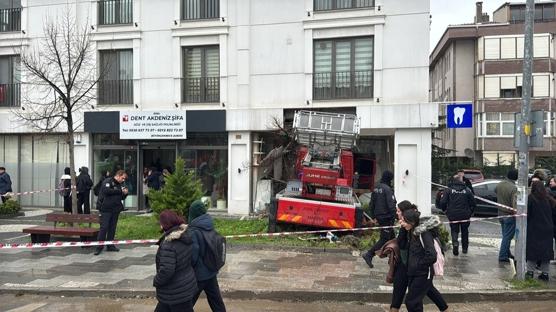 �stanbul'da korku dolu anlar! Kamyon i� yerine girdi, s�r�c� ka�t�