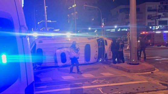 Mersin'de korkutan kaza: Hasta ta��yan ambulans devrildi