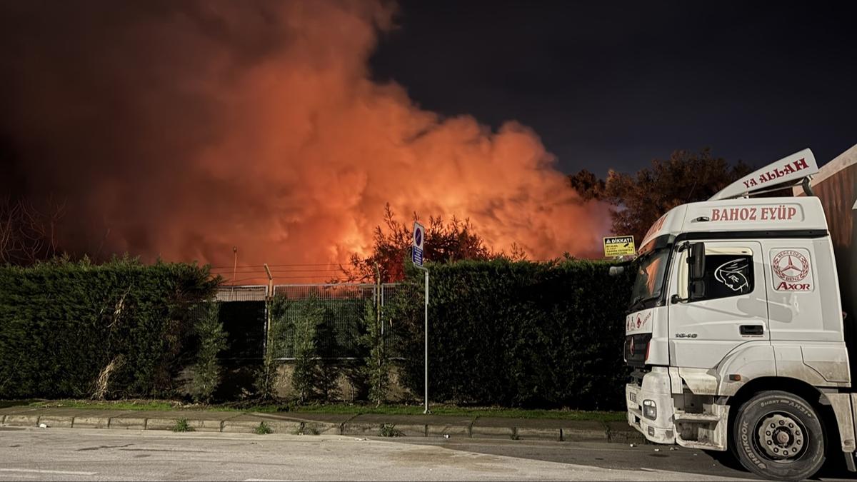 Tekstil fabrikas�nda yang�n pani�i