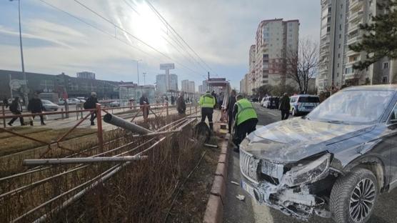 Tramvay durağında yayaların arasına daldı! Yaralılar var
