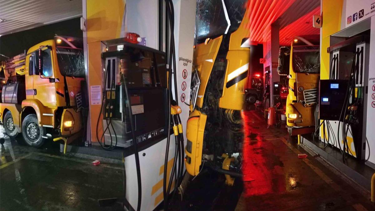 Akaryak�t istasyonunda korku dolu anlar! Vin� pompaya �arpt�