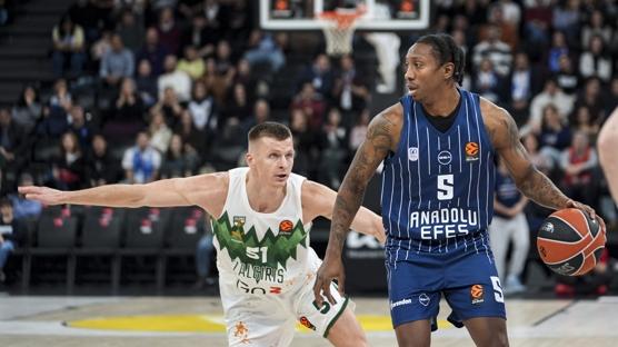 Anadolu Efes'ten evinde bir galibiyet daha!