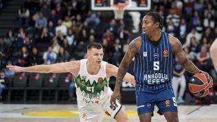 Anadolu Efes'ten evinde bir galibiyet daha!