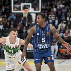 Anadolu Efes'ten evinde bir galibiyet daha!