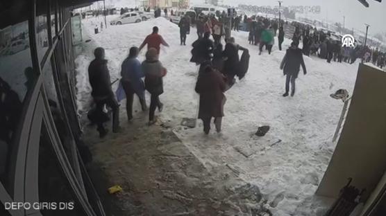 Y�zlerce ki�i can havliyle b�yle ka�t�