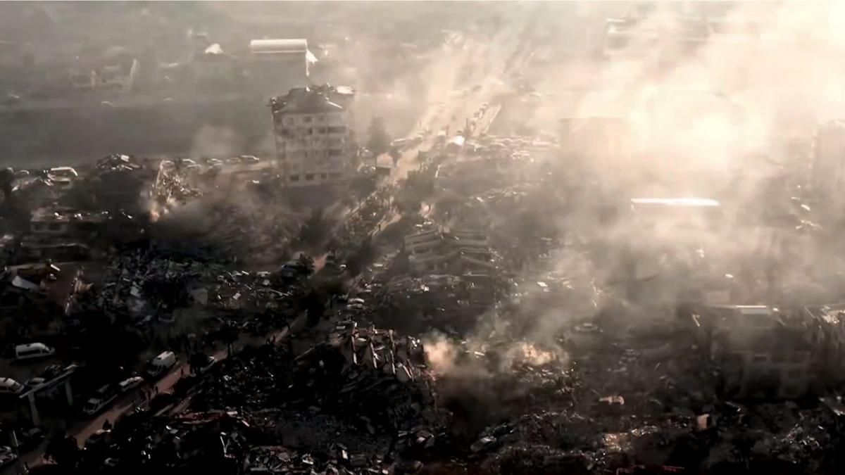 Deprem b�lgesi devletin g�c�yle aya�a kalkt�! �leti�im Ba�kan� Duran: Tarihimizin en kapsaml� kalk�nma hamlesi hayata ge�irildi