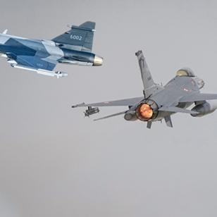 F-16'lar gitti Gripen sava� u�aklar� geldi