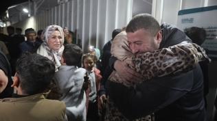 Han Yunus'taki Nas�r Hastanesi'nde duygusal anlar: 21 Filistinli ailesine kavu�tu