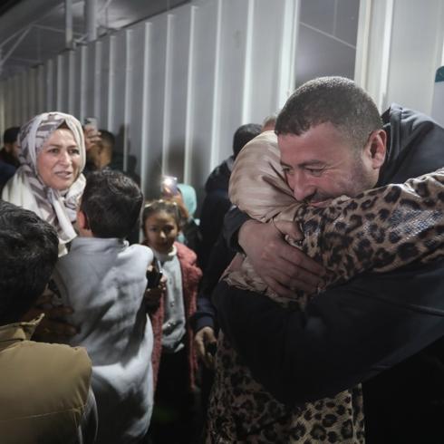 Han Yunus'taki Nas�r Hastanesi'nde duygusal anlar: 21 Filistinli ailesine kavu�tu