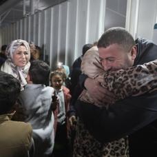 Han Yunus'taki Nas�r Hastanesi'nde duygusal anlar: 21 Filistinli ailesine kavu�tu