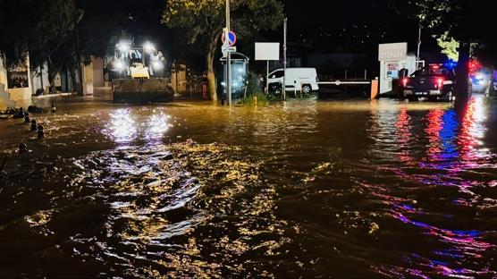 Bodrum ve Marmaris'te evleri su bast� yollar kapand�: Bir ki�i sele kap�ld�