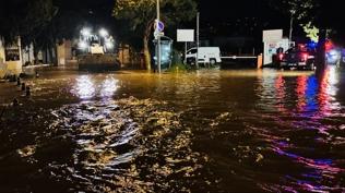 Marmaris'te evleri su bast� yollar kapand�: AFAD ekipleri sahada