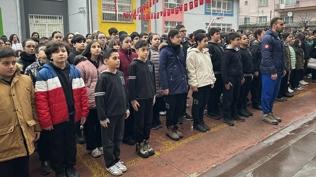 Okullarda sayg� duru�u: Deprem �ehitleri an�ld�