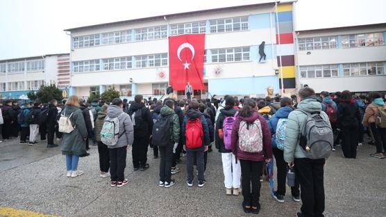 Okullarda sayg� duru�u: Deprem �ehitleri an�ld�