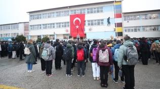 Okullarda sayg� duru�u: Deprem �ehitleri an�ld�