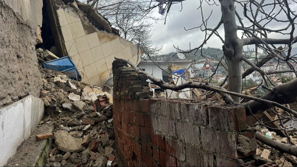 �iddetli ya��� zemini kayd�rd� duvarlar� �atlatt�: Ayd�n'da 4 konut tahliye edildi