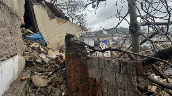 �iddetli ya��� zemini kayd�rd� duvarlar� �atlatt�: Ayd�n'da 4 konut tahliye edildi