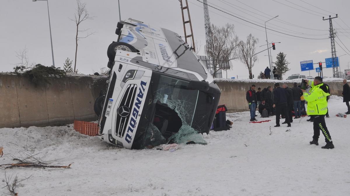 A�r�'da yolcu otob�s� devrildi! �ok say�da yaral� var