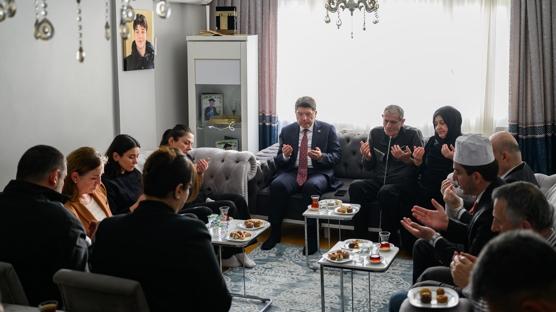 Bakan Tun�'tan, b��aklanarak �ld�r�len Atlas �a�layan'�n ailesine ziyaret